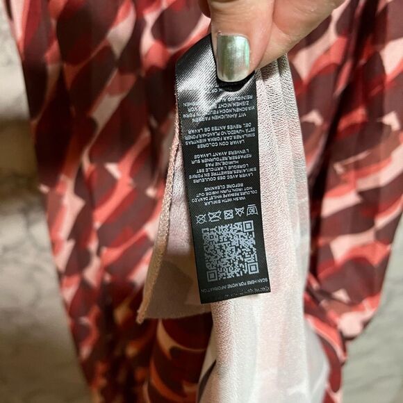 ASOS DESIGN Curve pleated twist back midi dress in abstract smudge print - Picture 9 of 15